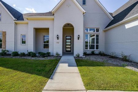 View of front of property featuring a front yard