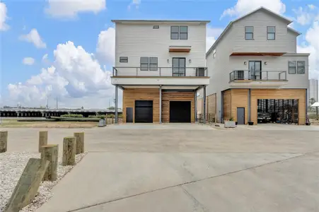 New construction Single-Family house 28 Cmdr Runco Ln, Taylor Lake Village, TX 77586 - image