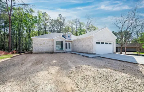 New construction Single-Family house 1049 Broadmoor Dr, Huntsville, TX 77340 - image