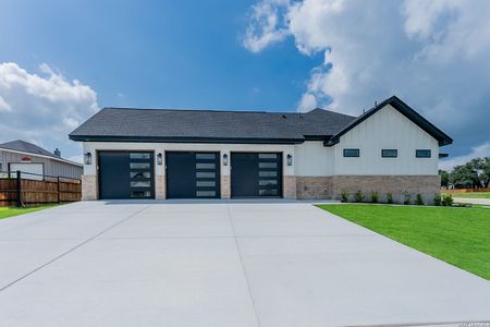 New construction Single-Family house 109 Chinaberry Hl, La Vernia, TX 78121 - image