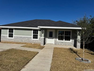 New construction Single-Family house 846 Calle Frente, Unit N/A, Eagle Pass, TX 78852 - image