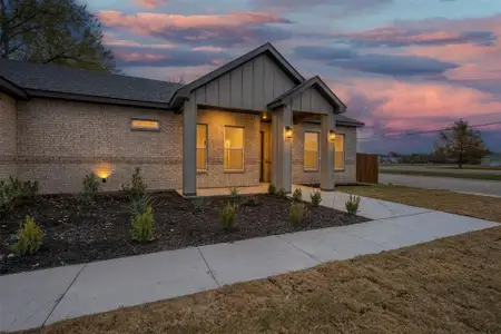 New construction Single-Family house 302 W Coral Wy, Grand Prairie, TX 75051 - image