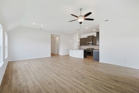 New construction Single-Family house 2127 Villa Bella Ln, Friendswood, TX 77546 plan Premier Series - Mahogany - image 8