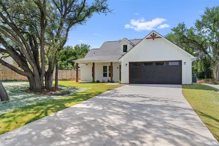 New construction Single-Family house 1610 Cheyenne Trl, Granbury, TX 76048 - image