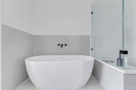 New construction Single-Family house 334 Eastwood St, Houston, TX 77011 - image 9