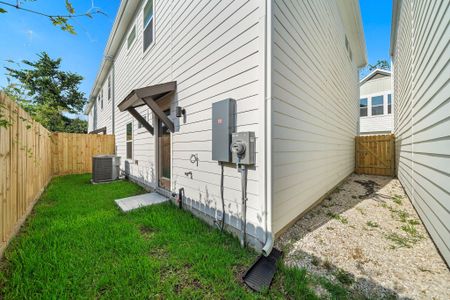 New construction Single-Family house 9 Wellford St, Unit A, Houston, TX 77022 - image 3