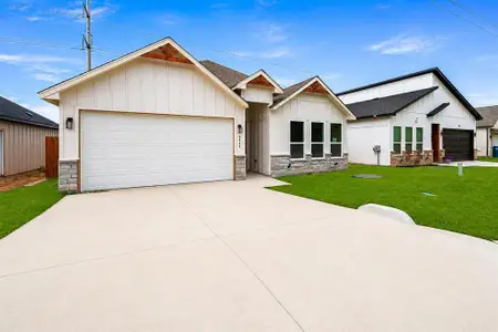 New construction Single-Family house 5847 Black Pine Cir, Granbury, TX 76048 - image