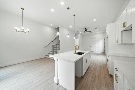 New construction Single-Family house 7117 England St, Unit C, Houston, TX 77021 - image 8