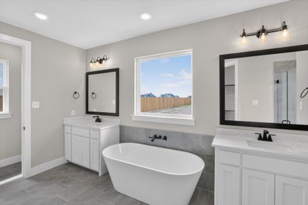 New construction Single-Family house 140 Chapowits, Godley, TX 76044 plan The Laredo - image 12