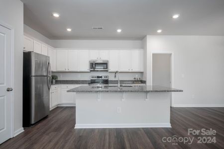 Kitchen with large island