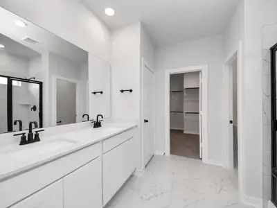 New construction Single-Family house 71 Leon Wy, Dayton, TX 77535 plan The Everett C, 3-Car Garage - image 17