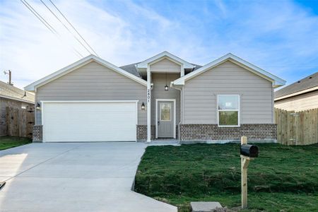 View of front facade featuring a front yard and a garage