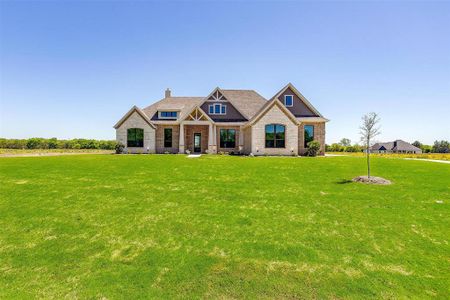 Craftsman-style house featuring a front yard