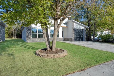 View of front facade featuring a front yard