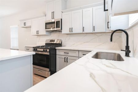 New construction Single-Family house 9916 Dipping Woods St, Houston, TX 77076 - image 14