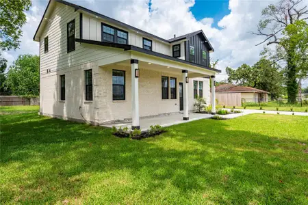 New construction Single-Family house 8031 Round Rock Dr, Houston, TX 77049 - image