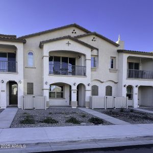 New construction Townhouse house 4130 E Pinto Dr, Gilbert, AZ 85296 - photo 0