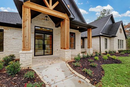 THE PICTURE SHOWN IS NOT THE ACTUAL HOME. TRINITY SIGNATUE HOMES IS BUILDING A SIMILAR FLOOR PLAN.