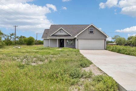 New construction Single-Family house 123 Ranchero, Natalia, TX 78059 - image