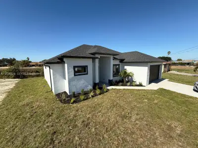 New construction Single-Family house 1320 Ne 14Th Ave, Cape Coral, FL 33909 - image