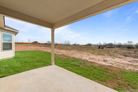 New construction Single-Family house 109 Pendleton Cv, Floresville, TX 78114 Ellsworth- photo 32 32