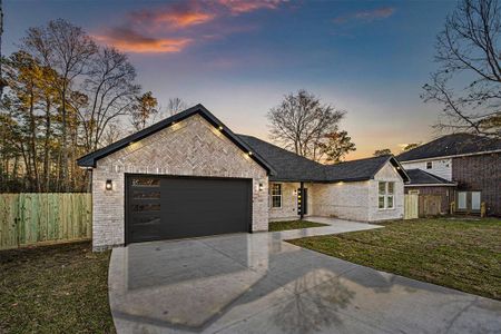 spacious driveway to a 2 car garage