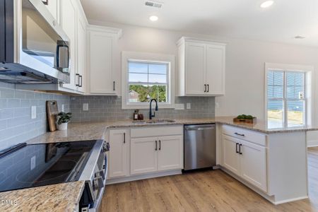 New construction Single-Family house 1548 Eastbay Dr, Fayetteville, NC 28312 - image