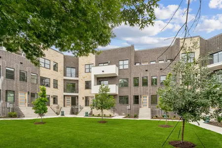 New construction Townhouse house 302 Golden Bell Ln, Fort Worth, TX 76107 - image