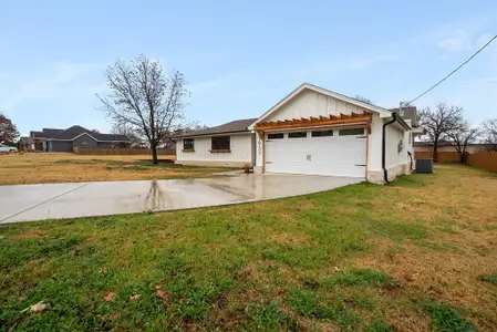 New construction Single-Family house 1937 N Dale Ave, Stephenville, TX 76401 - image