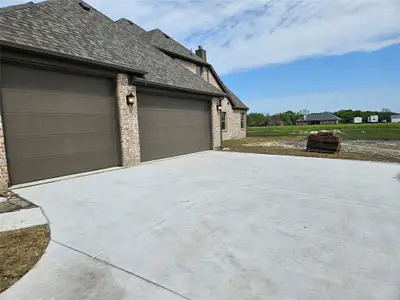New construction Single-Family house 340 Magnolia Ct, Trenton, TX 75490 plan 6 car Super Stall - image