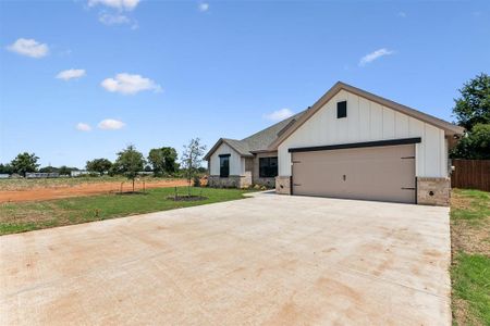 New construction Single-Family house 736 Jameson, Springtown, TX 76082 - photo 1 1