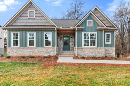 New construction Single-Family house 194 N Peace Haven Rd, Winston-Salem, NC 27104 - image