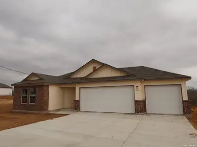 New construction Single-Family house 105 Greeley Dr, Floresville, TX 78114 plan Ellsworth - image