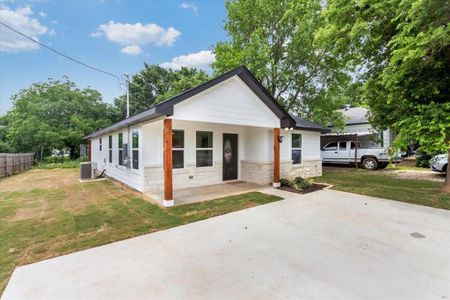 front porch and spacious driveway