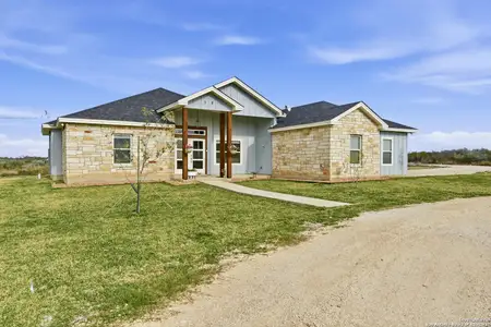 New construction Single-Family house 59 Greystone Hls, Uvalde, TX 78801 - image