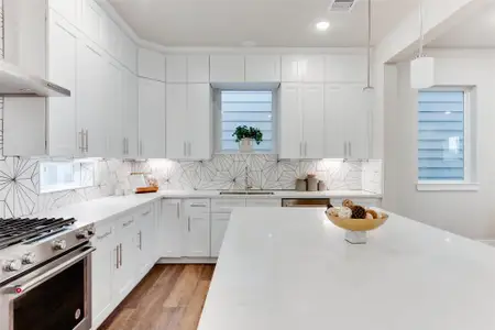 New construction Single-Family house 1422 W 34Th 1/2 St, Houston, TX 77018 - image 6