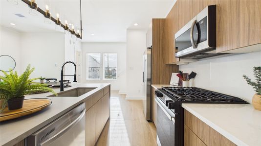 New construction Single-Family house 2426 Freeman St, Houston, TX 77009 - image 12