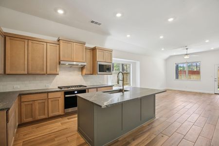 New construction Single-Family house 16542 Cub Creek Ct, Conroe, TX 77302 plan 3034 Elevation B - image 8