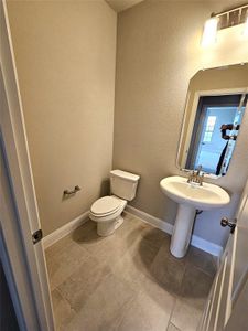 Powder bath with pedestal sink