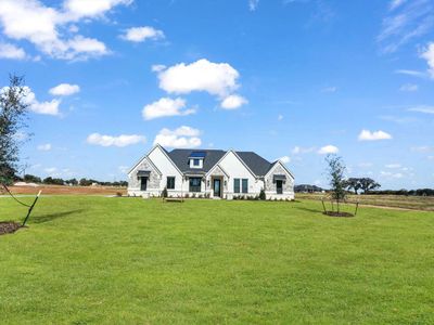 View of front of house featuring a front yard