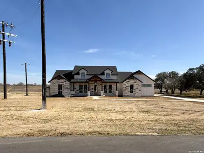 New construction Single-Family house 712 County Rd 320, Floresville, TX 78114 - image
