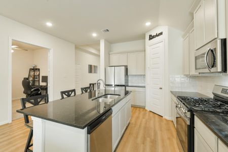 New construction Single-Family house 32307 Magnolia Glen Ln, Waller, TX 77484 plan Premier Series - Oleander - image 11