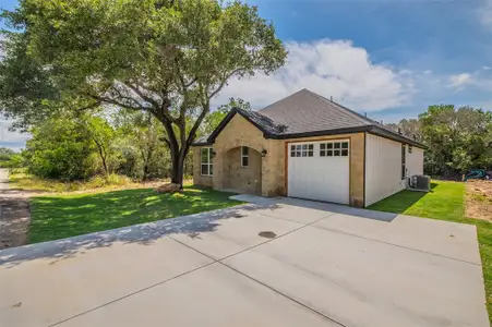 New construction Single-Family house 2719 Sycamore Ct, Granbury, TX 76048 - image