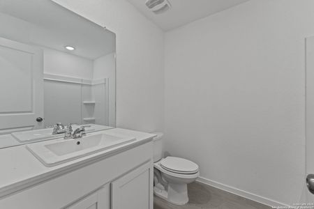 New construction Single-Family house 137 Autumn Trl, Floresville, TX 78114 plan Newlin - image 4