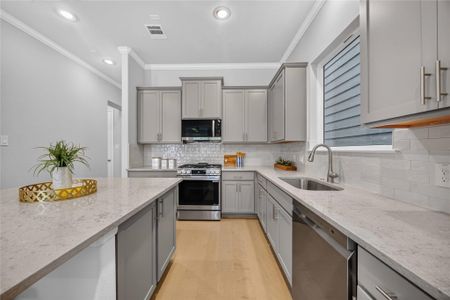 New construction Single-Family house 5525 Katy Fwy, Houston, TX 77007 - image 16