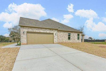 New construction Single-Family house 749 Wagon Wheel Trl, Angleton, TX 77515 - image