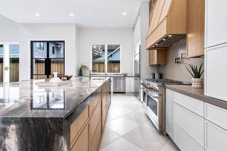 New construction Single-Family house 408 W 30Th St, Houston, TX 77018 - image 19