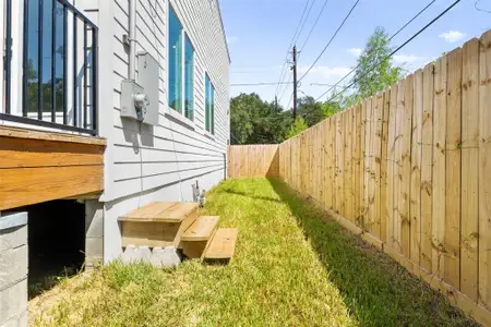 New construction Single-Family house 2303 Staples St, Houston, TX 77026 - image