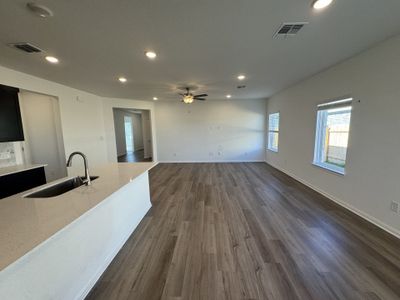 New construction Single-Family house 3725 Pin Oak Hls, Seguin, TX 78155 plan Ford - image 13