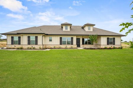 View of front of house featuring a front yard